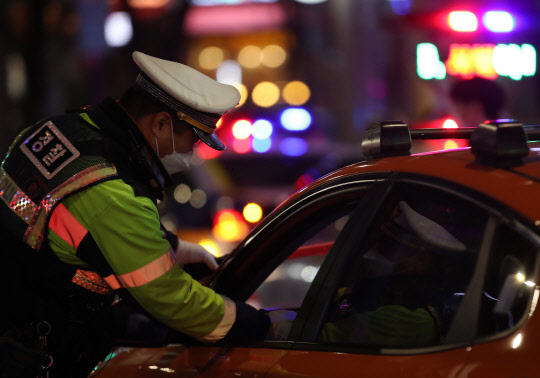 지난해 12월 10일 서울 대림역 인근에서 경찰이 음주운전 단속을 하고 있다. <연합뉴스>